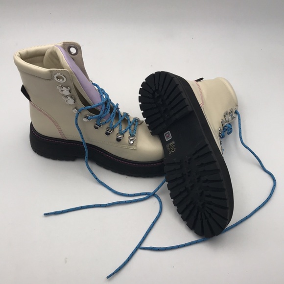 NWOB Larrodue Jordan Boot in Ivory Violet - Picture 14 of 15